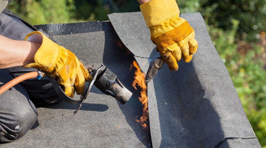 Professional gutter cleaning in League City, TX